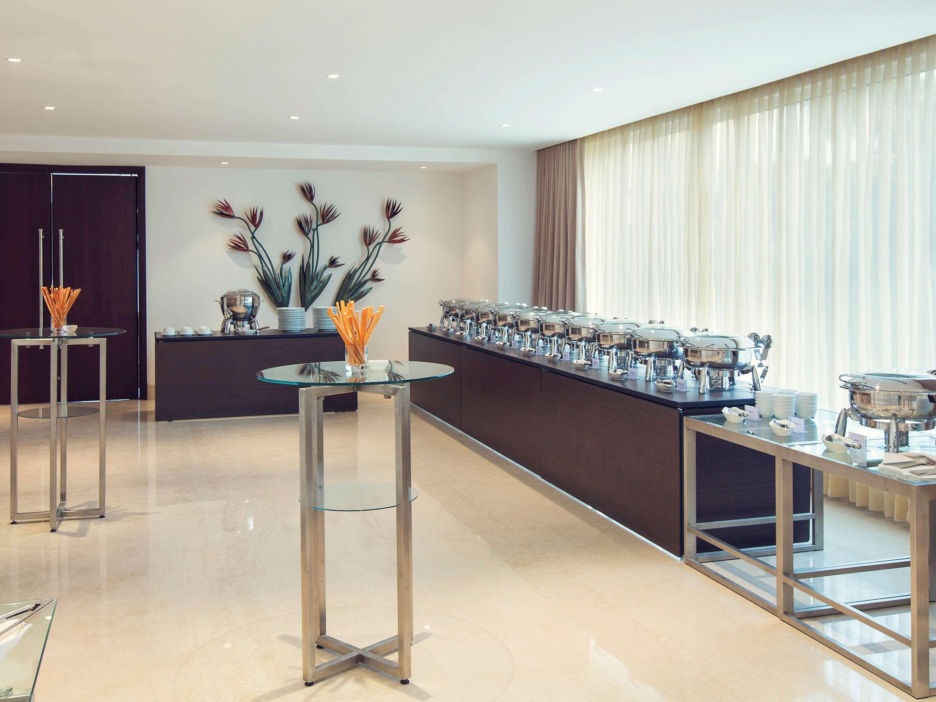 Mercure Hyderabad Kcp Banjara Hills, An Accor Hotel Luaran gambar A buffet at a hotel
