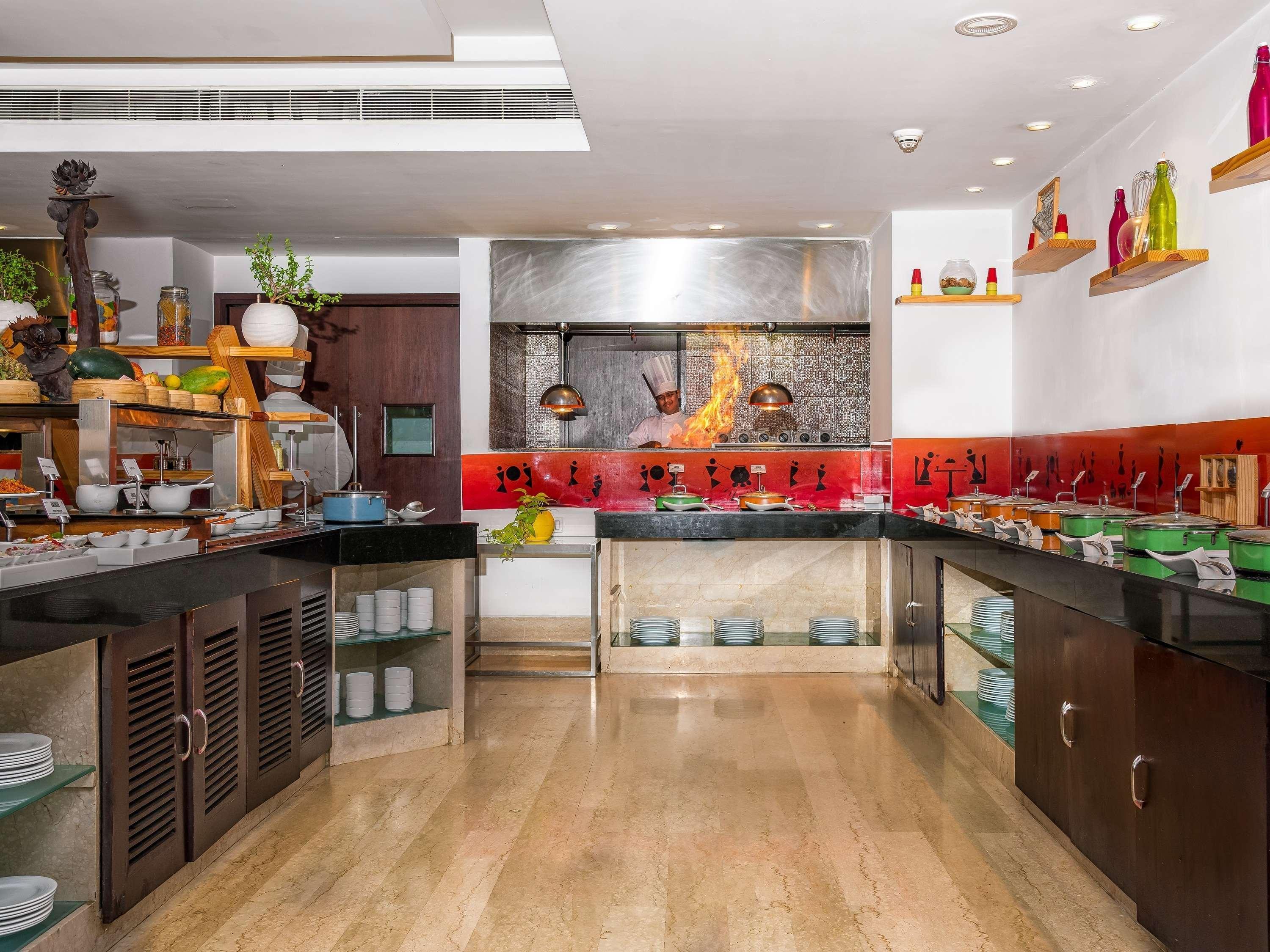 Mercure Hyderabad Kcp Banjara Hills, An Accor Hotel Luaran gambar A commercial kitchen