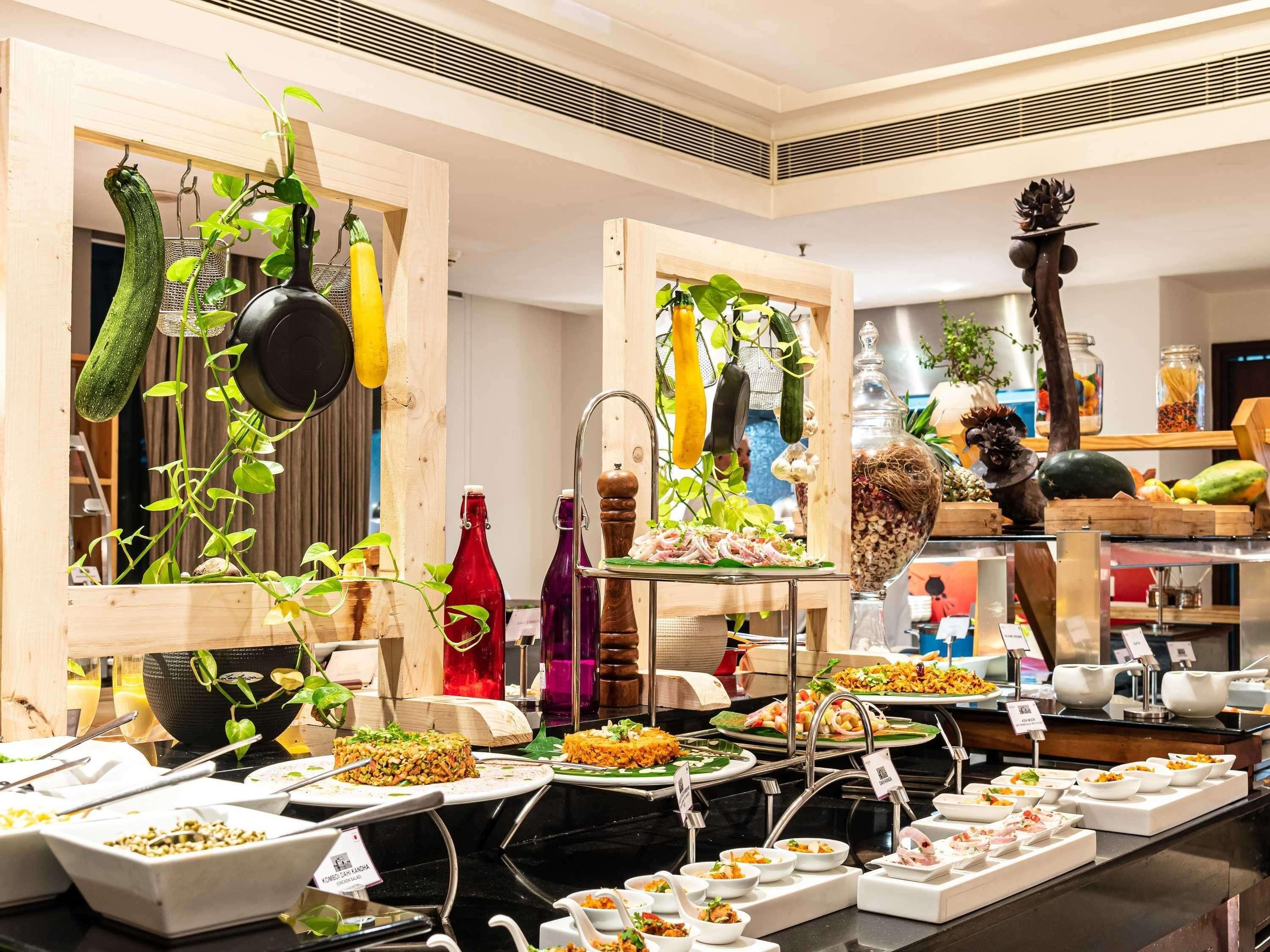 Mercure Hyderabad Kcp Banjara Hills, An Accor Hotel Luaran gambar A buffet at a hotel