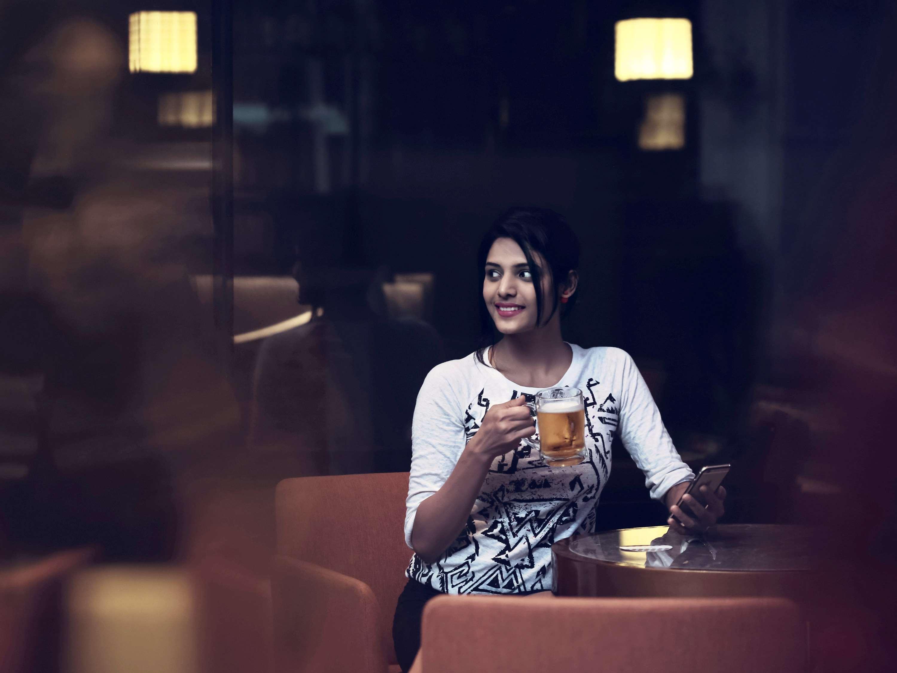 Mercure Hyderabad Kcp Banjara Hills, An Accor Hotel Luaran gambar A woman drinking beer